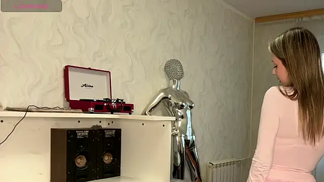 LindyEckland online show from April 6, 12:28 pm