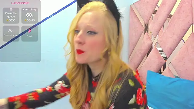 Snapshot of AliceCat_01 chatting on October 15, 12:02 am AliceCat 01 online show from October 15, 12:02 am