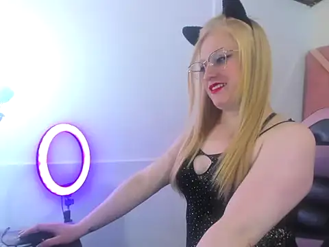 Snapshot of AliceCat_01 chatting on September 30, 4:18 am AliceCat 01 online show from September 30, 4:18 am