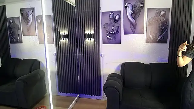 chloe  Jones  online show from January 16, 1:07 pm