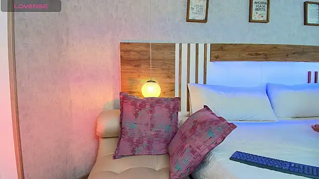 LucianaWainN online show from April 28, 1:59 pm