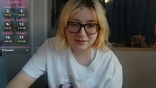 Snapshot of LolaWEI chatting on October 8, 7:13 am LolaWEI online show from October 8, 7:13 am