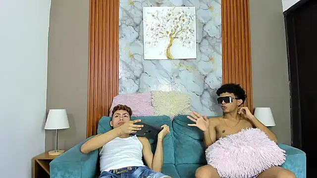 VERY HOT GUYS online show from April 23, 7:38 am