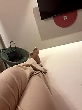 nanaisbackk online show from December 15, 7:19 pm