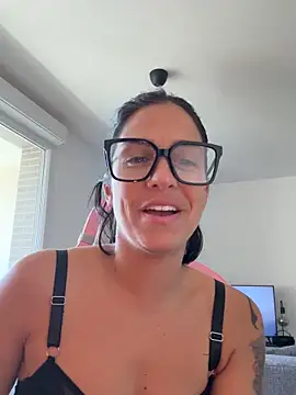 LaPetiteKim online show from April 26, 11:52 am