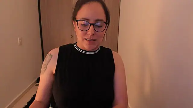 Snapshot of Venus_cat_ chatting on October 12, 9:17 pm Venus cat online show from October 12, 9:17 pm