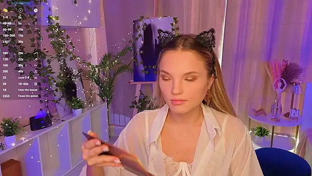 JulieLupo online show from November 7, 6:08 am