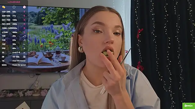 JulieLupo online show from March 15, 6:37 am