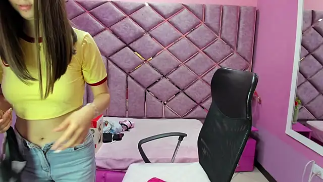 sarah sweett  online show from April 14, 2:50 pm