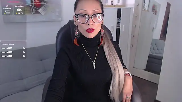 alexia james  online show from April 21, 9:00 pm