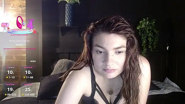 Snapshot of Viollet_C chatting on October 10, 1:32 am Viollet C online show from October 10, 1:32 am