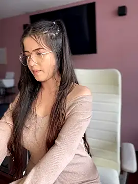 Snapshot of KyliePink_ chatting on October 4, 2:32 pm KyliePink online show from October 4, 2:32 pm