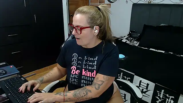 perlagoloza05 online show from May 8, 4:16 am