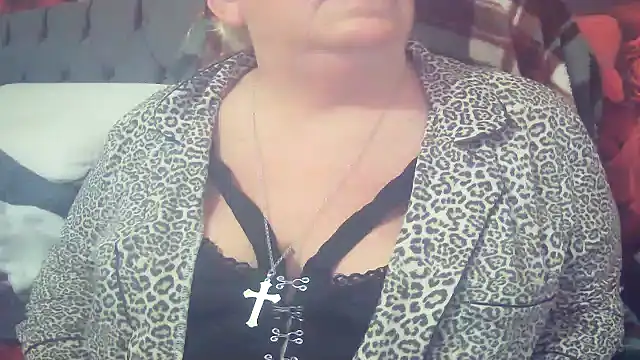 Playful MILF Demi online show from April 21, 9:38 am