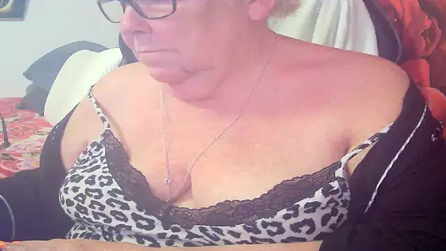 Playful MILF Demi online show from April 25, 6:16 pm
