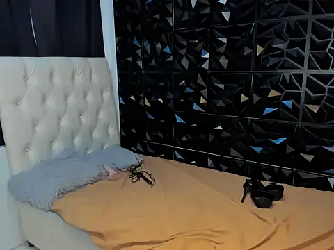 Yourdreamgoddess online show from May 19, 1:56 am