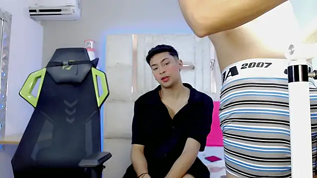 Snapshot of Twinks_boys_ chatting on October 12, 12:13 am Twinks boys online show from October 12, 12:13 am
