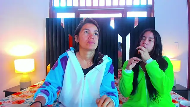 Snapshot of Sofy_and_Mia chatting on October 18, 12:52 pm Sofy and Mia online show from October 18, 12:52 pm