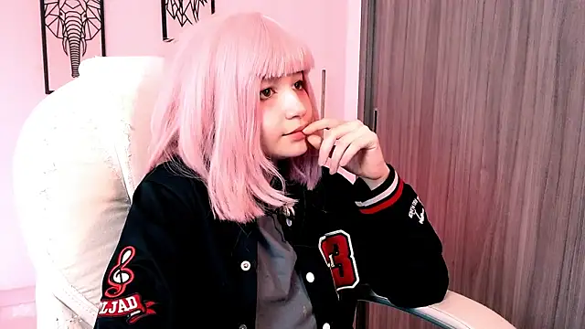 Snapshot of EmuOtori chatting on October 9, 12:31 pm EmuOtori online show from October 9, 12:31 pm
