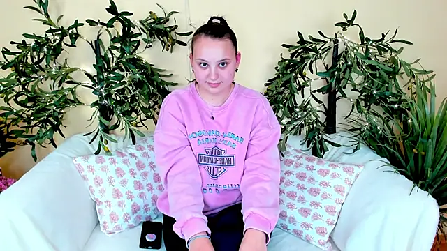 NoreneEllie online show from October 8, 11:47 am