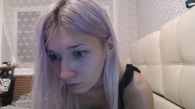 Snapshot of maybe_doll chatting on October 18, 5:15 pm maybe doll online show from October 18, 5:15 pm
