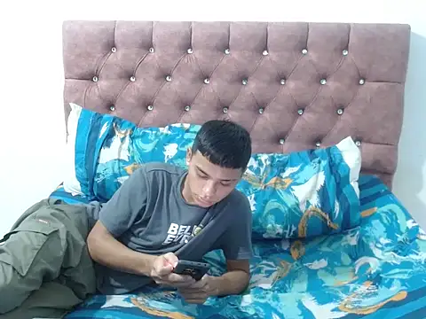 Snapshot of rober_luciana chatting on October 15, 2:25 am rober luciana online show from October 15, 2:25 am