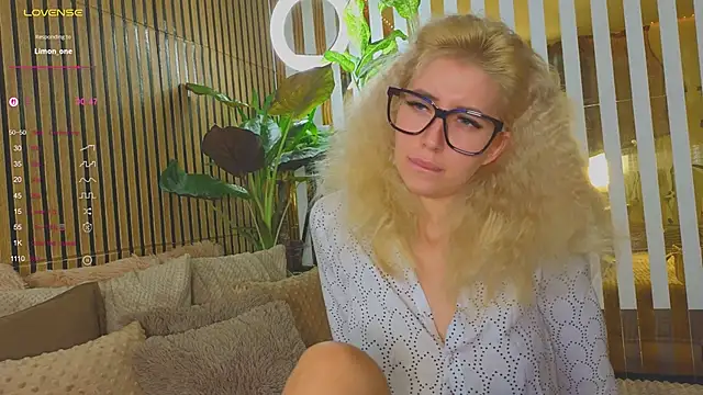 Snapshot of Violetttttta chatting on October 11, 8:33 pm Violetttttta online show from October 11, 8:33 pm