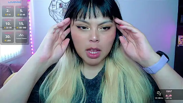 EllieMoonX online show from April 24, 9:50 pm