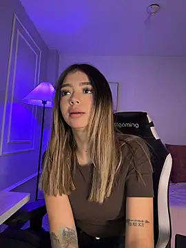 HoneyMollyX online show from April 5, 1:10 pm