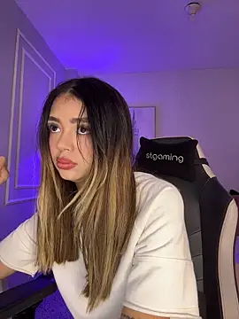 HoneyMollyX online show from April 16, 1:00 pm