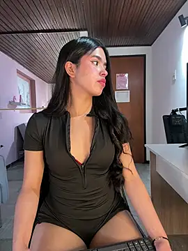 LunaMoore Pink online show from April 27, 12:02 pm