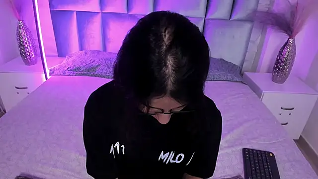 HollyPeach online show from April 20, 7:39 pm