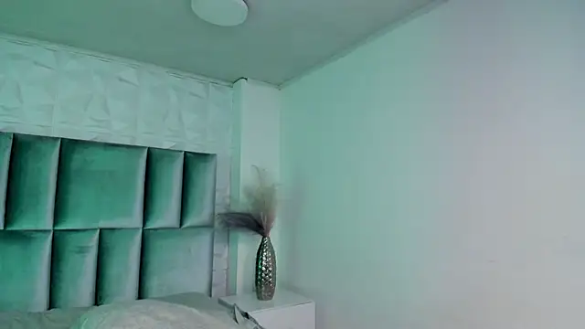 HollyPeach online show from April 28, 2:27 am