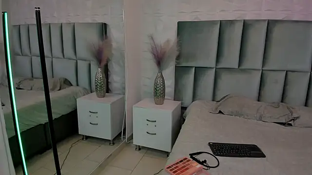 HollyPeach online show from April 27, 7:55 pm