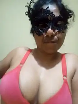 Expose Queen online show from March 1, 6:40 pm