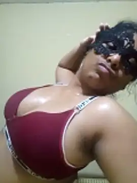 Expose Queen online show from March 28, 4:28 pm