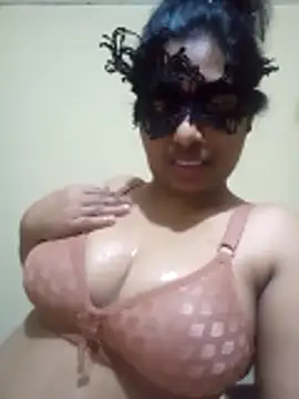 Expose Queen online show from March 23, 5:19 pm