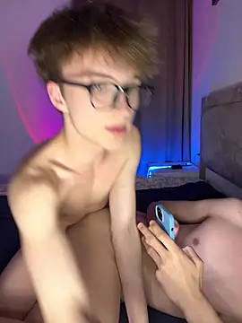 TwinksNextDoor online show from April 11, 4:10 pm