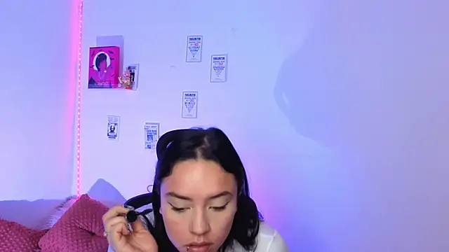 Emily Lindey online show from April 22, 5:59 am