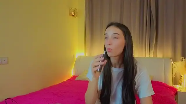 HayleySalahubdin online show from October 18, 7:59 pm