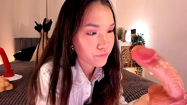 Divine Madeleine online show from November 19, 7:52 am