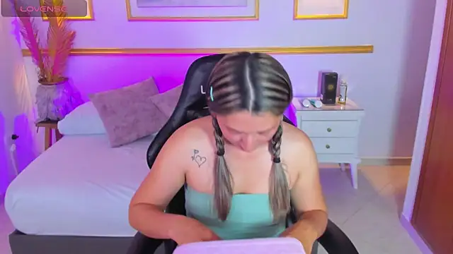 karlyy  online show from November 4, 7:19 pm