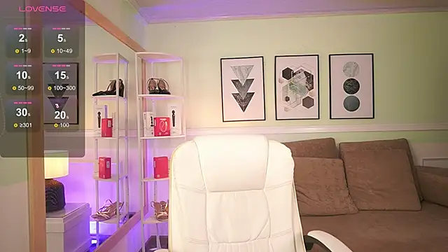 EmilyTurneer online show from April 20, 7:28 pm