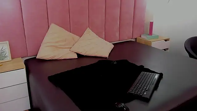 Isabella Marsh online show from November 11, 2:36 pm