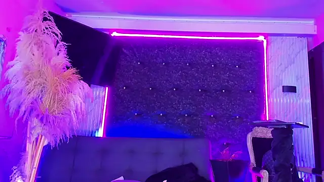 Queens Wonders Blonders online show from February 20, 6:26 am