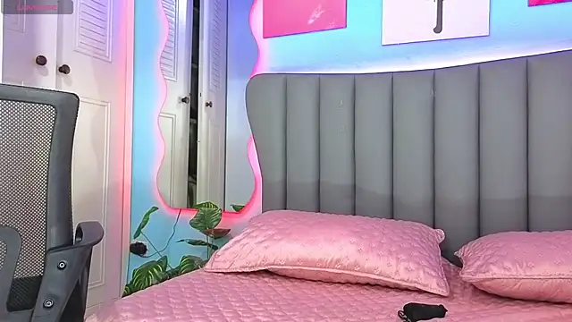 Aria Russo online show from December 18, 2:55 pm