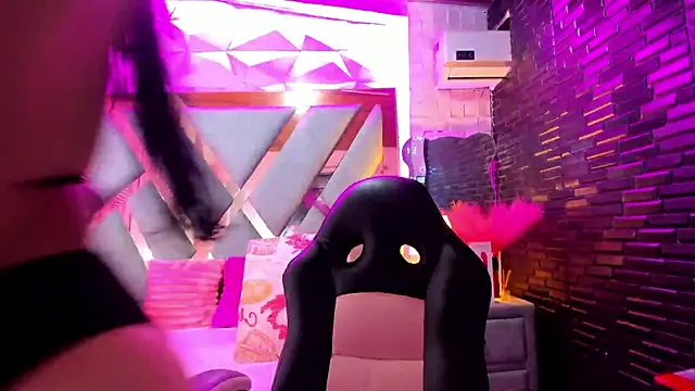 Scarlet Reyes online show from April 22, 1:08 pm