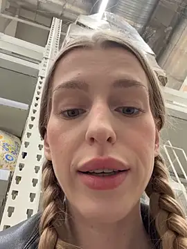 kira mia online show from December 19, 4:10 pm