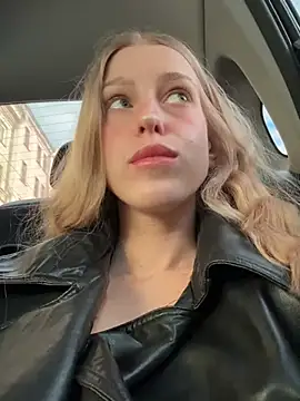 kira mia online show from April 24, 3:59 pm