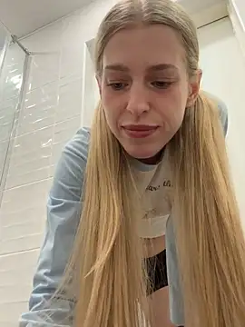 kira mia online show from April 18, 7:29 pm